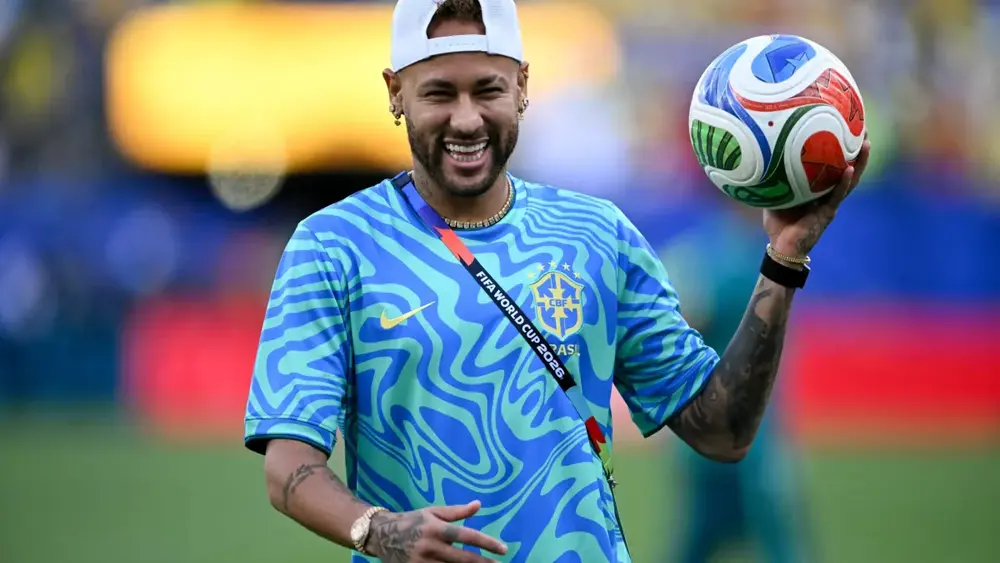 Neymar é festejado em treino da Seleção na Copa