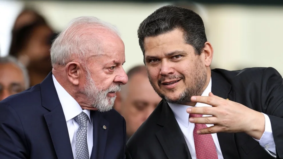 Alcolumbre busca Lula para superar crise após derrota de Messias