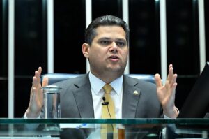 Alcolumbre evita prazo e trava debate sobre fim da escala 6x1