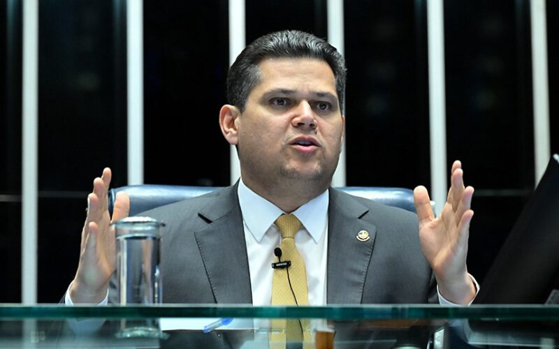 Alcolumbre evita prazo e trava debate sobre fim da escala 6x1