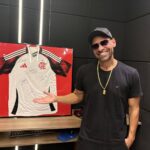 Camisa do Flamengo rifada para construir casa de mulher com câncer
