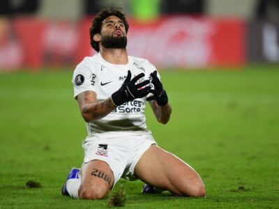 Corinthians empata com Peñarol e garante liderança na Libertadores
