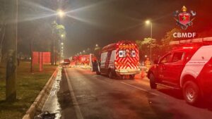 Fiat Punto pega fogo no Eixão Sul; trânsito é desviado