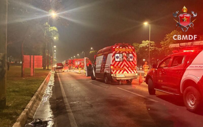 Fiat Punto pega fogo no Eixão Sul; trânsito é desviado