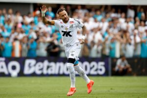 Neymar marca, Santos vence Bragantino e sai do Z4