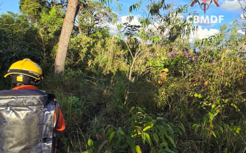 Bombeiros resgatam homem com dores na perna em área rural de Brazlândia