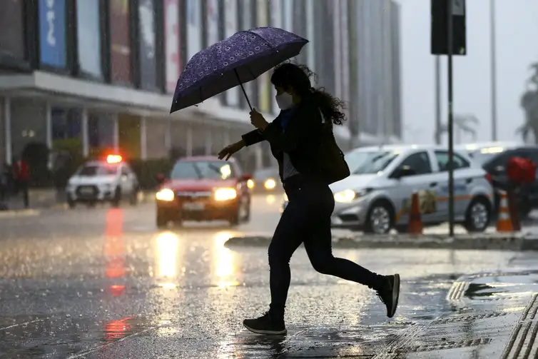 Brasil tem contrastes climáticos: temporais no Norte e seca no Centro-Oeste
