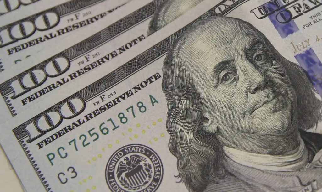 Dólar cai com alta do petróleo, apesar da aversão ao risco