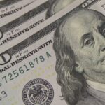Dólar cai com alta do petróleo, apesar da aversão ao risco