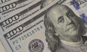 Dólar cai com alta do petróleo, apesar da aversão ao risco
