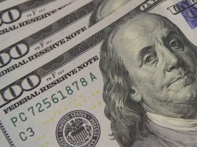 Dólar cai com alta do petróleo, apesar da aversão ao risco