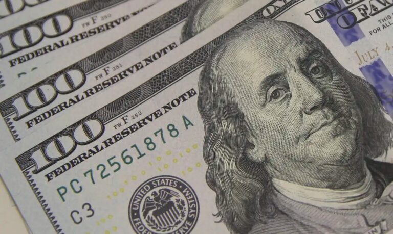Dólar cai com alta do petróleo, apesar da aversão ao risco