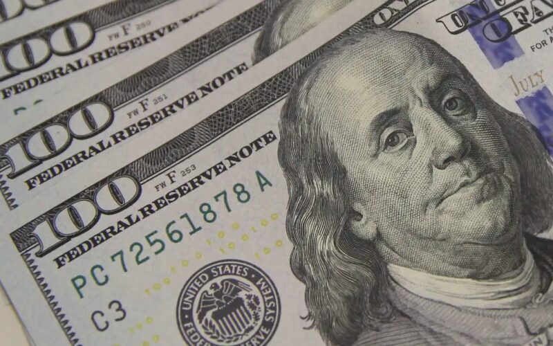 Dólar cai com alta do petróleo, apesar da aversão ao risco