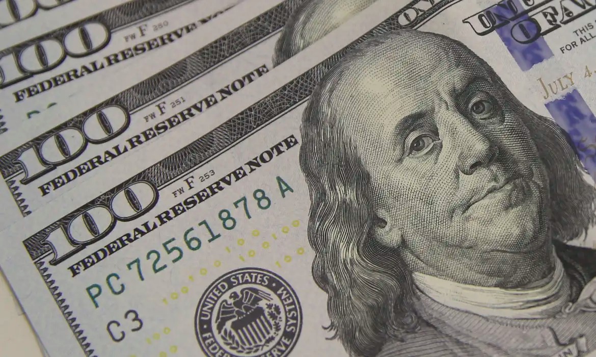 Dólar cai com alta do petróleo, apesar da aversão ao risco