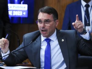 Flávio vê 'perseguição' em ação contra produtora de filme sobre Bolsonaro