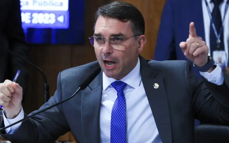 Flávio vê 'perseguição' em ação contra produtora de filme sobre Bolsonaro