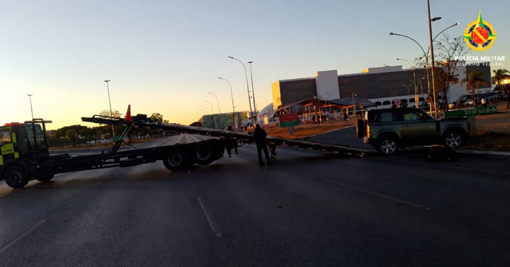 Motorista embriagada bate Land Rover e derruba poste no centro de Brasília