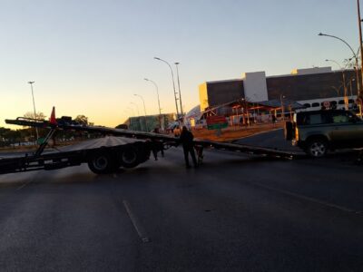 Motorista embriagada bate Land Rover e derruba poste no centro de Brasília