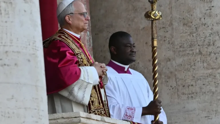 Papa promete mudanças para Igreja ser "lugar seguro
