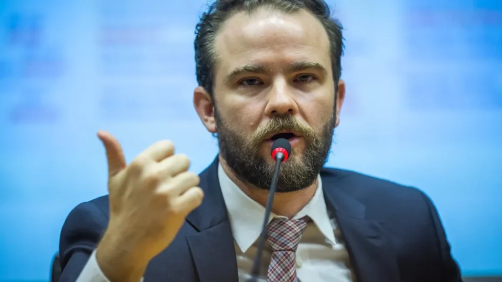 Desenrola para adimplentes será anunciado até fim do mês, diz ministro