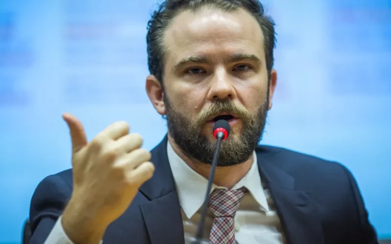 Desenrola para adimplentes será anunciado até fim do mês, diz ministro