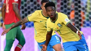 Ancelotti erra, Vini Jr salva: Brasil empata na estreia