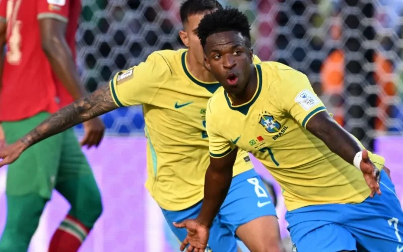 Ancelotti erra, Vini Jr salva: Brasil empata na estreia