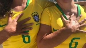 Família de Brasília celebra hexa com seis dedos nas mãos