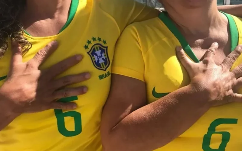 Família de Brasília celebra hexa com seis dedos nas mãos