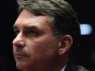 Flávio Bolsonaro critica relação do pai com imprensa