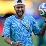 Neymar é festejado em treino da Seleção na Copa