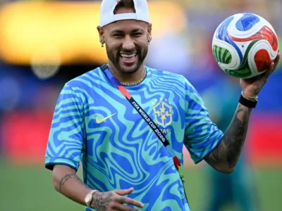 Neymar é festejado em treino da Seleção na Copa