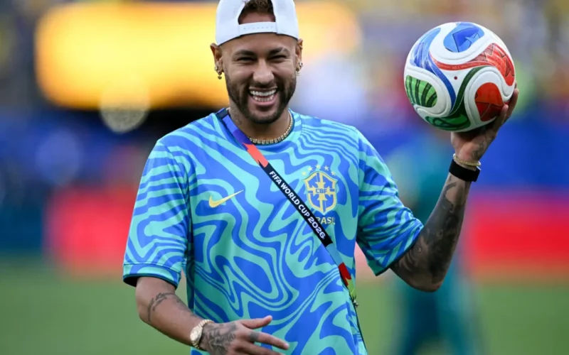 Neymar é festejado em treino da Seleção na Copa