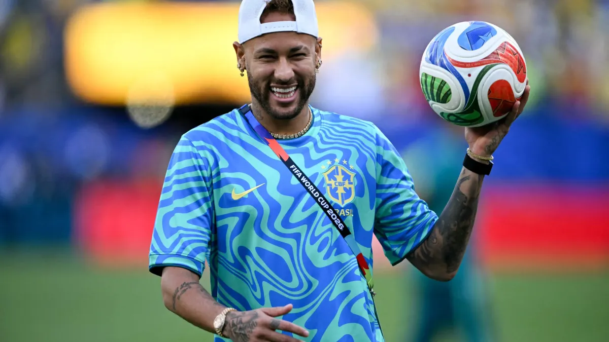 Neymar é festejado em treino da Seleção na Copa