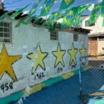 Beco no Cruzeiro vira point da Copa com decoração e torcida
