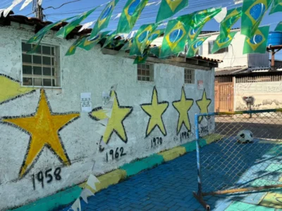 Beco no Cruzeiro vira point da Copa com decoração e torcida