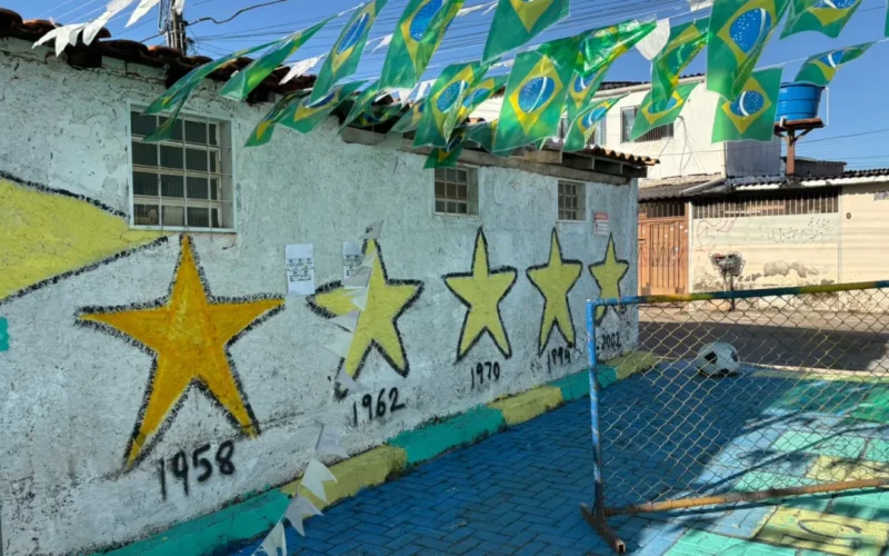 Beco no Cruzeiro vira point da Copa com decoração e torcida