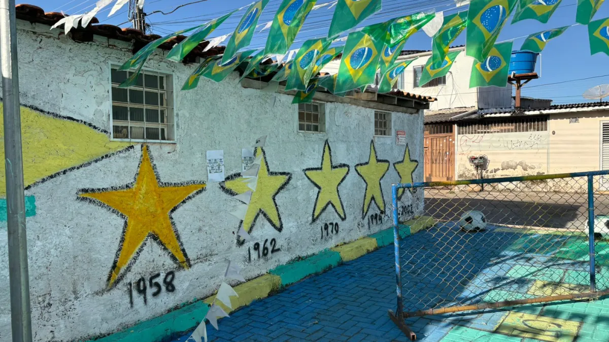 Beco no Cruzeiro vira point da Copa com decoração e torcida