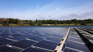 Brasil cai para 5º lugar no ranking global de energia solar em 2025