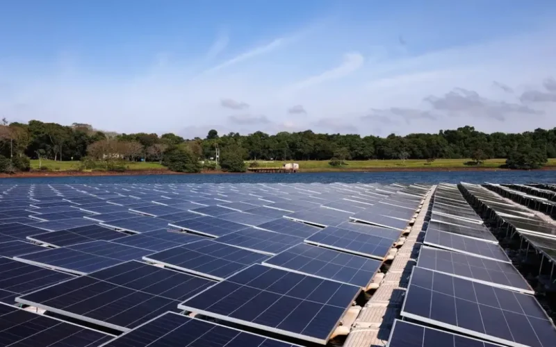 Brasil cai para 5º lugar no ranking global de energia solar em 2025