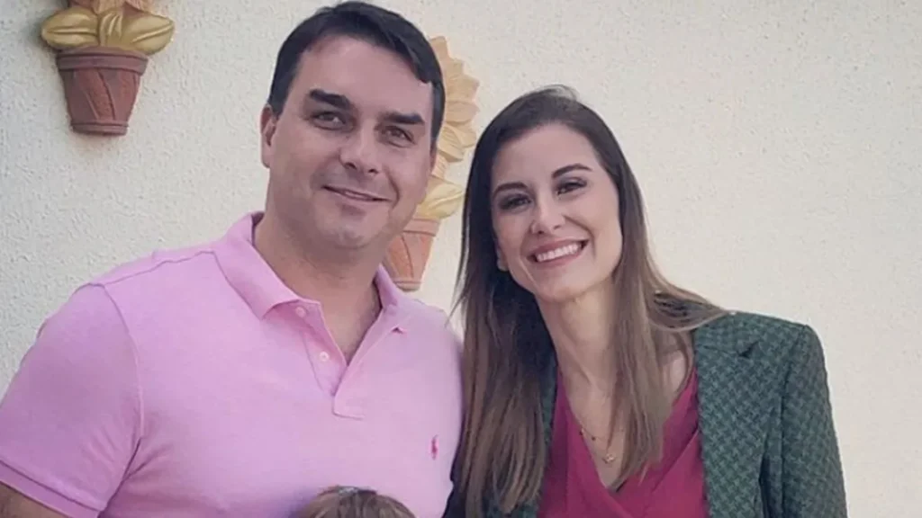 Esposa de Flávio Bolsonaro o defende após acusação de Michelle