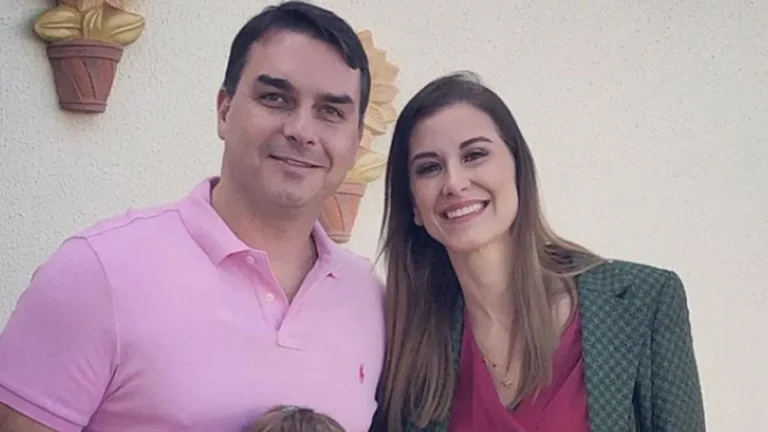 Esposa de Flávio Bolsonaro o defende após acusação de Michelle