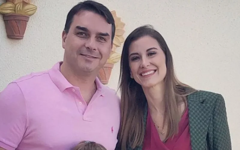 Esposa de Flávio Bolsonaro o defende após acusação de Michelle