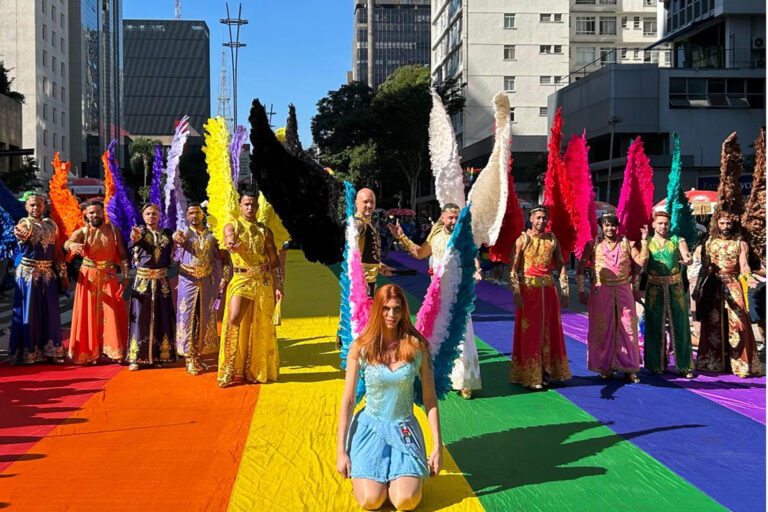 Parada LGBT+ ignora direita e contrasta com Marcha para Jesus