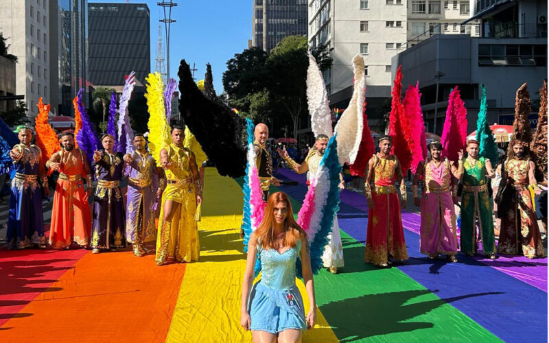Parada LGBT+ ignora direita e contrasta com Marcha para Jesus