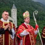 Vaticano excomunga grupo ultratradicionalista por ordenar bispos