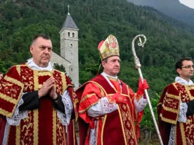 Vaticano excomunga grupo ultratradicionalista por ordenar bispos