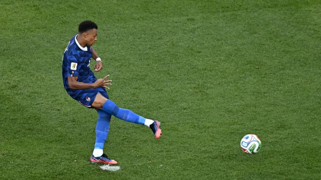França vence Paraguai com gol de Mbappé e está nas quartas
