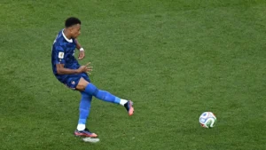 França vence Paraguai com gol de Mbappé e está nas quartas