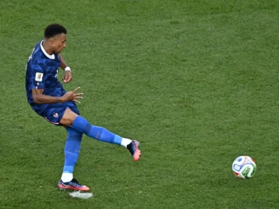 França vence Paraguai com gol de Mbappé e está nas quartas